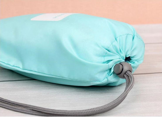 bolsillo de guardapolvo de encargo impermeable de los bolsos de lazo del poliéster de la tela de la belleza amistosa promocional del eco para el regalo del paño