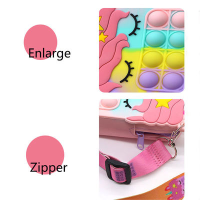 El empuje de la persona agitada burbujea cruz de la silicona de las señoras de la cartera de Toy Rainbow Unicorn Coin Purse - la bolsa para transportar cadáveres