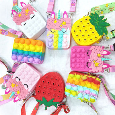 El empuje de la persona agitada burbujea cruz de la silicona de las señoras de la cartera de Toy Rainbow Unicorn Coin Purse - la bolsa para transportar cadáveres