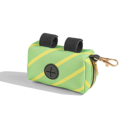 El bolso del dispensador del animal doméstico de la prenda impermeable del perro del neopreno dobló los accesorios del viaje del animal doméstico con el gancho