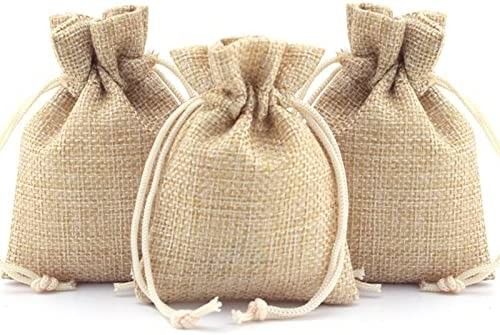 Los bolsos del regalo con el lazo, las chucherías de lino de los bolsos del caramelo de los bolsos de arpillera empaquetan para el banquete de boda de la Navidad