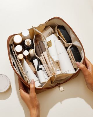 Los bolsos cosméticos ligeros de la capacidad grande para las mujeres impermeabilizan el bolso abierto del artículo de tocador